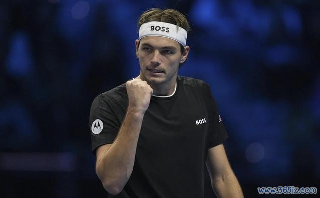 辛纳ATP总决赛三连胜锁定小组头名，弗里茨逆转晋级