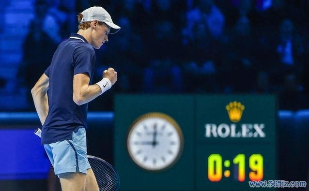辛纳ATP总决赛三连胜锁定小组头名，弗里茨逆转晋级