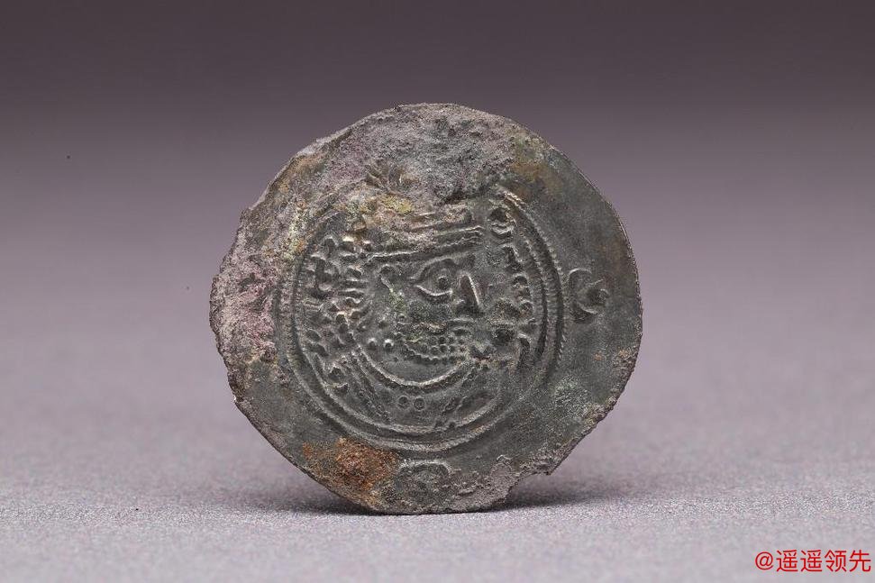 西安一唐墓出土多枚萨珊银币